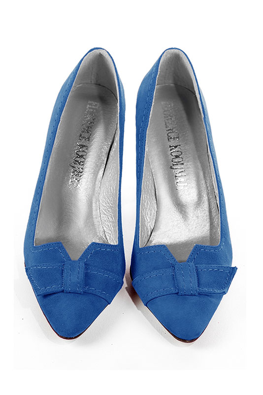Electric blue women's dress pumps, with a knot on the front. Tapered toe. High kitten heels. Top view - Florence KOOIJMAN